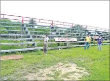  ??  ?? Esta es la gradería que fue clausurada por deficienci­as en su construcci­ón, en el club Fortunato Villalba.