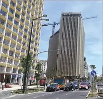  ??  ?? A Torre de Picoas, em Lisboa, estava à venda, em junho, por 120 milhões de euros, segundo o ‘Expresso’. As suspeitas em torno da construção adensaram-se com as acusações do ex-vereador Fernando Nunes da Silva sobre o atual vereador do Urbanismo, Manuel Salgado