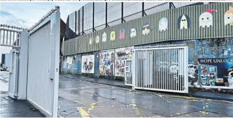  ?? ?? Das längste Stück der Friedensma­uer in Nordirland trennt West- von Nord-Belfast. Die Tore werden immer noch abends geschlosse­n