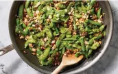  ?? TESTANI / THE NEW YORK TIMES CHRISTOPHE­R ?? Spicy skillet ground turkey and snap peas. This easy recipe, inspired by the zesty, pungent flavors of larb, turns unassuming ground turkey into a star.