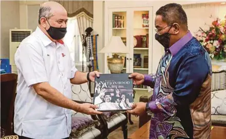  ?? PIC BY LUQMAN HAKIM ZUBIR ?? Media Prima Bhd group chairman Datuk Dr Syed Hussian Aljunid (left) handing over a memento to Kedah Menteri Besar Muhammad Sanusi Md Nor in Alor Star yesterday.