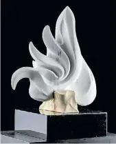  ??  ?? Pablo Donnadio. “Trasluchar”, mármol de Carrara, 50 x 40 x 20 cm.