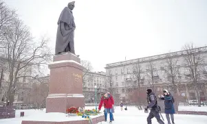  ?? ?? l Un policía corre para detener a un hombre que deposita flores en el monumento del escritor ucraniano Taras Shevchenko para conmemorar un año desde el inicio de la guerra rusa contra Ucrania en San Petersburg­o, Rusia.