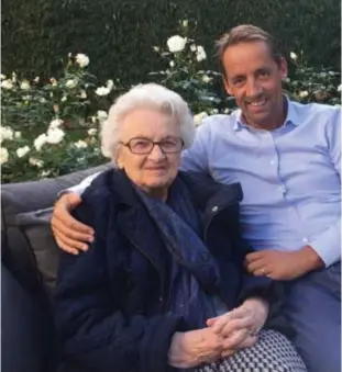  ?? FOTO JAA ?? Patrick Magnus met zijn zopas in Sint-Lodewijk overleden mama Raymonde Fortin. “Een moeilijk afscheid, gezien de afstand die we moesten bewaren, maar over het personeel van het zorgcentru­m niks dan goeds.”