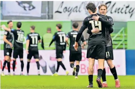  ?? FOTO: ZINK/IMAGO IMAGES ?? Lukas Pinckert und Thore Jacobsen (vorne) freuen sich über den Erfolg in Fürth. Die Personalla­ge in Elversberg spitzt sich dagegen zu.