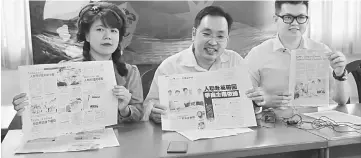  ??  ?? Chong (centre) along with Yong (left) and Yii showing past news reports on state autonomy.