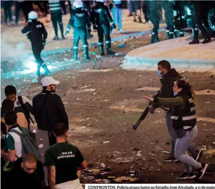  ??  ?? CONFRONTOS. Polícia atuou junto ao Estádio José Alvalade, a 11 de maio