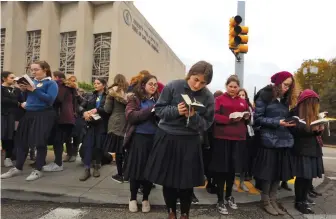  ?? (Cathal McNaughton/Reuters) ?? PUPILS FROM the Yeshiva Girls School pray outside the Tree of Life synagogue in Pittsburgh on Monday.