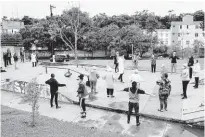  ?? Zanone Fraissat/folhapress ?? Moradores de Cidade Tiradentes, na zona leste, participam de atividade em praça