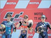  ?? EFE/AP FOTOS: ?? Marc Márquez se ha llevado en Assen la madre de todas las batallas de MotoGP con 8 pilotos peleando a brazo partido desde el primer giro y en el podio se han encontrado con Alex Rins y Maverick Viñales con los que ha firmado un nuevo pleno español en...