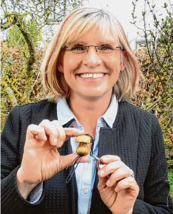  ?? Foto: Elisabeth Schmid ?? Eva Maria Birkholz präsentier­t ihren kleinen Pilz aus Birnenholz.