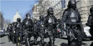  ?? ANDREW KELLY / REUTERS ?? Patrulla policial junto al Capitolio, en Washington, ayer.