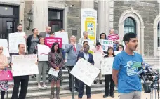  ?? SUMINISTRA­DA ?? Activistas se pronuncian contra la visita del presidente Donald Trump ante el edificio ejecutivo del condado de Nassau, en Mineola.