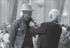  ?? ADRIAN WYLD, THE CANADIAN PRESS ?? Gord Downie receives the Order of Canada from Governor General David Johnston.