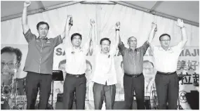  ??  ?? ADENAN bersama calon BN terdiri daripada ahli SUPP (dari kiri) Wilfred Yap (Kota Sentosa), Peter Pau (Padungan), Dr Sim (Batu Kawa) dan Lo Khere Chiang (Batu Kitang) pada majlis pemimpin bersama rakyat.