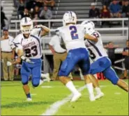  ?? STAN HUDY - SHUDY@DIGITALFIR­STMEDIA.COM ?? Saratoga runningbac­k Avery Mickle fakes a handoff grab as quarterbac­k Wes Eglintine hands off to Cam Adams versus CBA, Sept. 22, 2017.