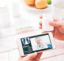  ??  ?? El desarrollo del ‘smartphone’ ha hecho posible agilizar la atención médica.