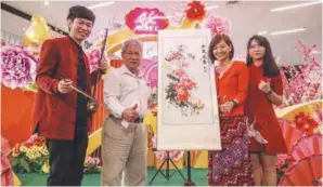  ?? – AMIRUL SYAFIQ/THESUN ?? (from left) Sim Er Wen, who played the Erhu at the launch of Avenue K’s Chinese New Year campaign, together with Foong, Phang and watercolou­r artist Sim Li Wei.