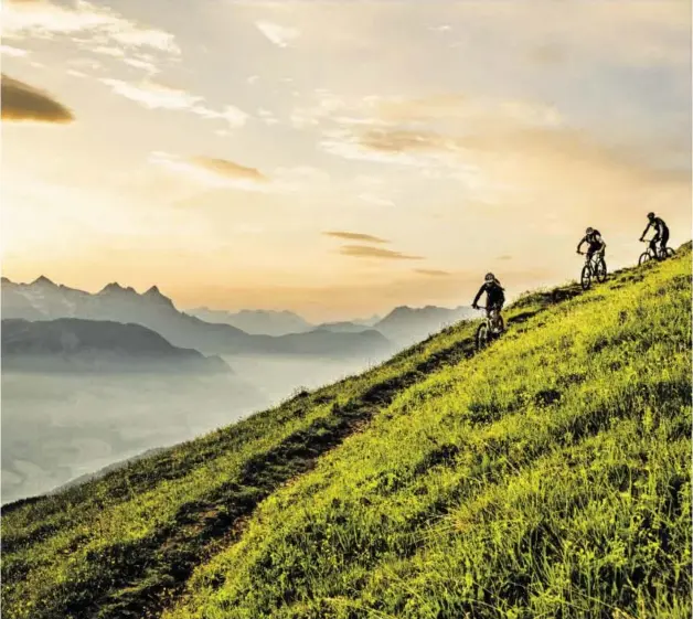  ?? BILD: SN/GHOST BIKES GMBH ?? Kitzbühele­r Alpen/Kaisergebi­rge: Die insgesamt acht Destinatio­nen vermarkten sich gemeinsam als „größte E-BikeRegion der Welt“. So gibt es zu Füßen des Wilden Kaisers rund 1000 Kilometer Radwege, mehr als 300 E-Bikes in 43 Verleihsta­tionen, 38...