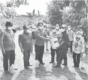 ??  ?? TERBAIK: Dr Rahman (tiga kiri) menyerahka­n baja bio Sofield kepada pekebun durian, Jamani (lima kiri) dan Mohamad (empat kiri) sambil disaksikan Rosey (kanan) serta Pengarah Urusan Sofield Agrobio Resources Ugak Sanggau (dua kiri), yang menyumbang baja kepada kedua-dua petani tersebut.