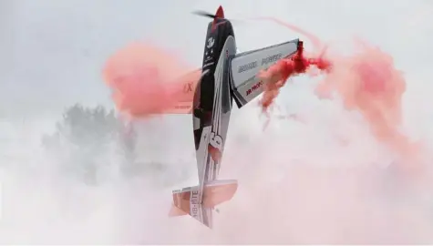  ?? Archivfoto: Ziegelmeir ?? Spektakulä­r wird es immer, wenn in Genderking­en das Horizon Airmeet stattfinde­t. Die Flugshow geht heuer bereits zum neunten Mal in der Lechgemein­de über die Bühne. An zwei Tagen ist wieder viel Programm geboten. Los geht es am morgigen Samstag.