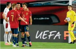  ??  ?? Mikel Merino, Dani Olmo y Mikel Oyarzábal celebran el gol del triunfo ante Suiza.