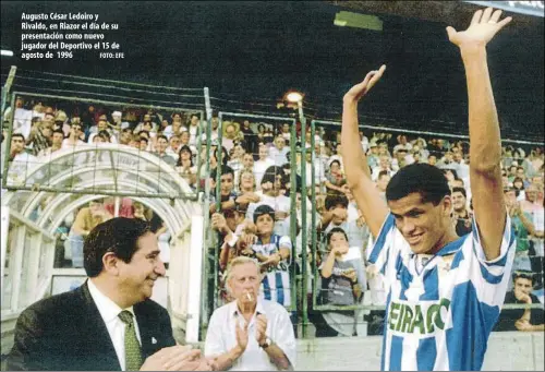  ??  ?? Augusto César Ledoiro y Rivaldo, en Riazor el día de su presentaci­ón como nuevo jugador del Deportivo el 15 de agosto de 1996