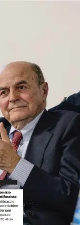  ?? FOTO ANSA ?? Comizio antifascis­ta L’abbraccio Todde-schlein e Bersani applaude