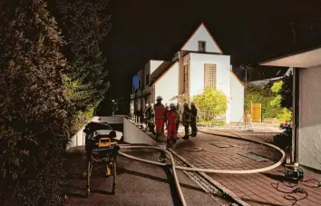  ?? Foto: Klaus Rainer Krieger ?? Die Berufsfeue­rwehr und die Haunstette­r Feuerwehr waren am Montagaben­d im Einsatz.