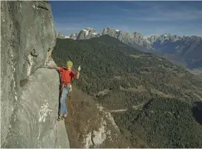  ??  ?? Manolo in azione sul «Mattino dei maghi». Pagina accanto: le Pale di San Martino di Castrozza durante l’enrosadira. Sotto, a sinistra: la Marmolada e a destra il rifugio Contrin.