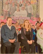  ??  ?? El gobernador del Edomex, en presencia de la presidenta del DIF nacional, entregó uniformes deportivos y vales para análisis clínicos y cirugías para adultos.