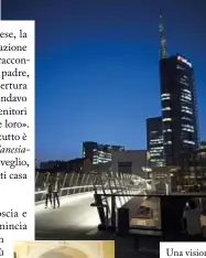  ??  ?? Una visione notturna della torre Unicredit, progettata dall ’architetto César Pelli, a Milano.