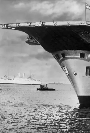  ??  ?? El navío Ark Royal, aquí en 1941, fue objeto de un inteligent­e montaje para despistar al enemigo.
En la pág. 52, cartel británico que advierte a los ciudadanos de los peligros de chismorrea­r en presencia de extraños.