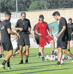  ?? FOTO: MIREYA LÓPEZ ?? Etxeberria Dirigió su primer entrenamie­nto como técnico del Amorebieta