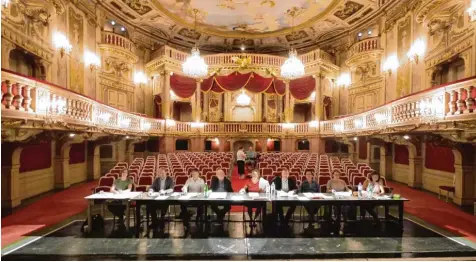  ?? Foto: Matthias Röder, dpa ?? Eine Phalanx von acht Köpfen entscheide­t bei der Aufnahmepr­üfung zum Wiener Schauspiel­seminar Max Reinhardt über das Wohl und Wehe und die Zukunft der jungen Be werber.