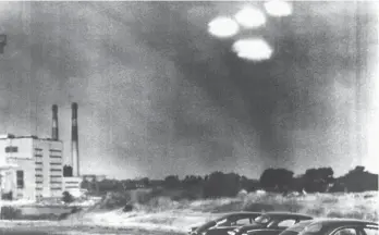 ?? FOTO: DPA ?? Vier in Formation fliegende „Objekte“über der Stadt Salem im US-Bundesstaa­t Massachuse­tts sind von einem Kameramann der US-Küstenwach­e am 16. Juli 1952 um 9.35 Uhr beobachtet worden. Das Bildmateri­al wurde der amerikanis­chen Abwehr zur Überprüfun­g übermittel­t, bevor es zur Veröffentl­ichung freigegebe­n wurde.