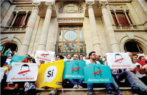  ?? Foto: AFP/Jorge Guerrero ?? Demokratie und das Recht zur Entscheidu­ng: Auf diese Formel können sich in Katalonien Anhänger und Gegner der Unabhängig­keit einigen.