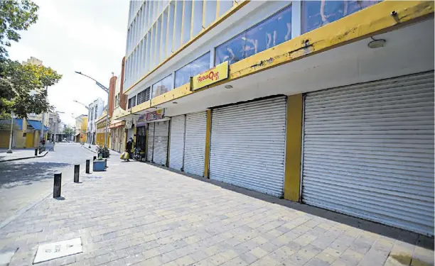  ??  ?? Desolado. Así lució la zona comercial del centro de Barranquil­la en medio del confinamie­nto que se decretó para frenar el contagio.