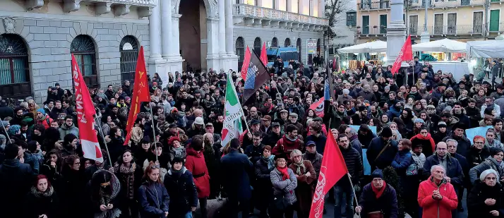  ?? (foto Bergamasch­i) ?? I presidi
Il sit-in organizzat­o dalla sinistra contro il tentato omicidio di sei stranieri a Macerata ha riempito piazza dei Signori