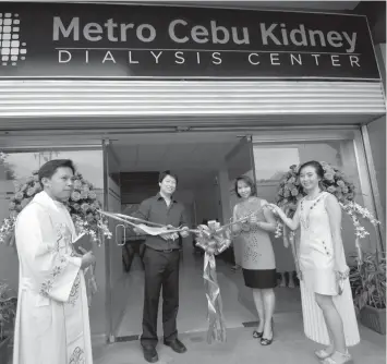  ?? PAUL JUN ROSAROSO ?? Brian Philip Huang, president and chief executive of MCKDC (second from left) said that there has been a recent rise in the number of patients needing dialysis services, which signals that more dialysis service centers are needed. (Also in photo:...