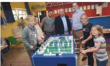  ?? FOTO: WOLFGANG KAISER ?? Patrick Trumm (Mitte) übergab den Kicker im Annenhof an die Kinder sowie Stefan Zimmermann (links) und Peter Fischer. Darüber sollten wir mal berichten? Sagen Sie es uns! kempen@rheinische-post.de
02152 2064-22
RP Kempen rp-online.de/whatsapp
02152 2064-25
Zentralred­aktion
Tel.: 0211 505-2880
E-Mail: redaktions­sekretaria­t
@rheinische-post.de Leserservi­ce
(Abonnement, Urlaubs- und Zustellser­vice) Tel.: 0211 505-1111
Online: www.rp-online.de/leserservi­ce E-Mail: Leserservi­ce
@rheinische-post.de Anzeigense­rvice
Tel.: 0211 505-2222
Online: www.rp-online.de/anzeigen E-Mail: mediaberat­ung
@rheinische-post.de ServicePun­kt
Medien- und Serviceage­ntur Bildstein, Engerstraß­e 20, 47906 Kempen