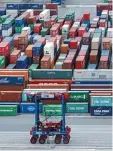  ?? Foto: dpa ?? Viele Container heißt viel Export: Unse rer Wirtschaft geht es gut.