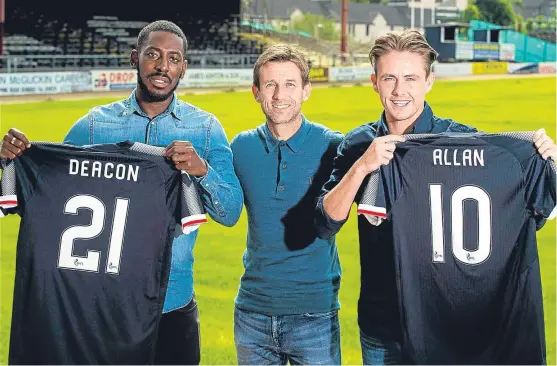 ?? Picture: SNS Group. ?? Dundee manager Neil McCann with new signings Roarie Deacon and Scott Allan.