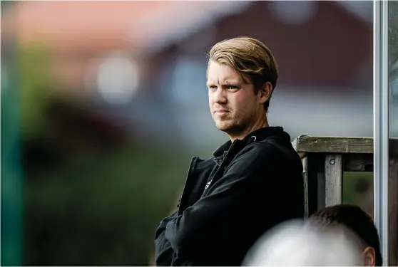  ?? Bild: SEBASTIAN LAMOTTE ?? MISSNÖJD. Vänersborg­s FK åkte till Stenungsun­d för att vinna, men fick nöja sig med en poäng, något som Tränare Henrik Fridolvsso­n inte var nöjd med.