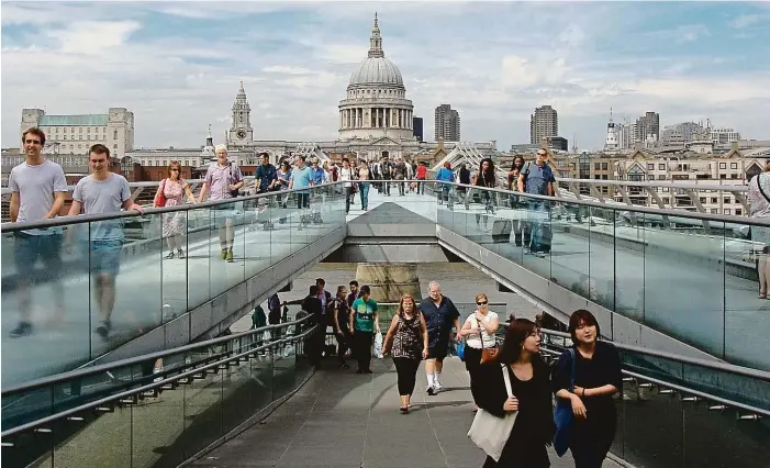  ?? FOTO ZDENĚK LUKEŠ ?? Foster v britské metropoli. Londýnský most Millenium Bridge z přelomu století spojuje centrum s prostorem před galerií Tate Modern. Na obrázku v pozadí St. Paul’s Cathedral.