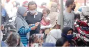  ?? SOFAN/JAWA POS RADAR MOJOKERTO ?? MENUMPUK: Ratusan penerima banpres PUM melakukan konfirmasi untuk pencairan bantuan di kantor Diskoumina­ker Kota Mojokerto, Senin (19/10).