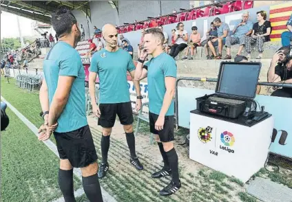  ?? FOTO: MANEL MONTILLA ?? La Federación ha hecho pruebas con el VAR este verano, como en el partido que disputó el Espanyol en Olot