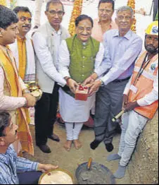  ?? SAMEER SEHGAL/HT ?? Union HRD minister Ramesh Pokhriyal (centre) with IIM Amritsar officials during groundbrea­king ceremony of the institute at Manawala near Amritsar on Monday.