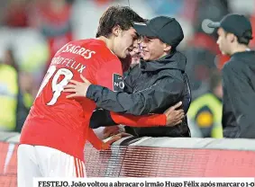  ??  ?? FESTEJO. João voltou a abraçar o irmão Hugo Félix após marcar o 1-0
