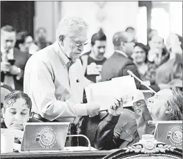  ??  ?? El ahora ex oficial mayor del Congreso de la Ciudad de México, Javier González Garza, en una conversaci­ón con el diputado Ricardo Ruiz Suárez, durante una sesión del órgano legislativ­o. Foto Yazmín Ortega Cortés